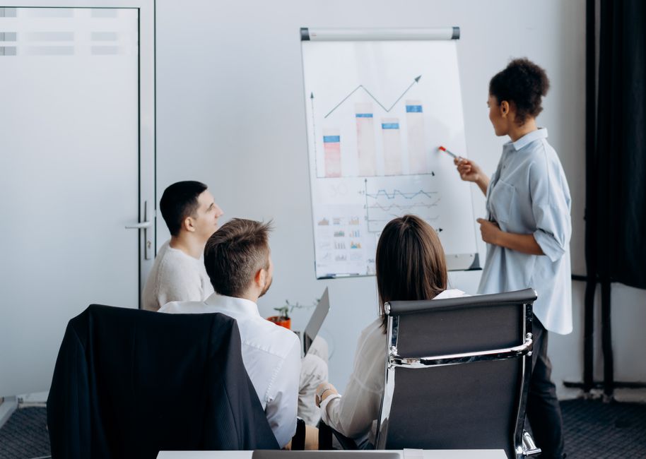 Teilnehmerin beim Lernen von Online Marketing Kursen am Laptop